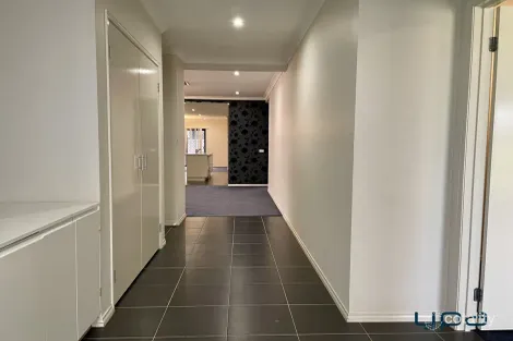 Property photo of 12 Davenport Crescent Cranbourne West VIC 3977