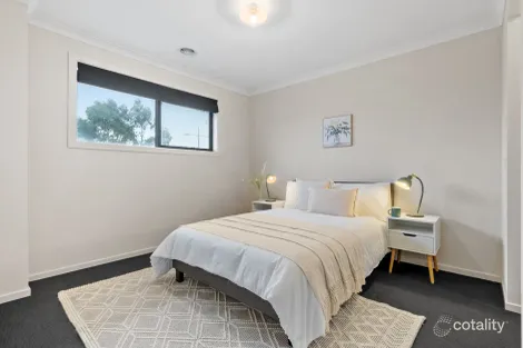 Property photo of 2 Eynesbury View Wollert VIC 3750