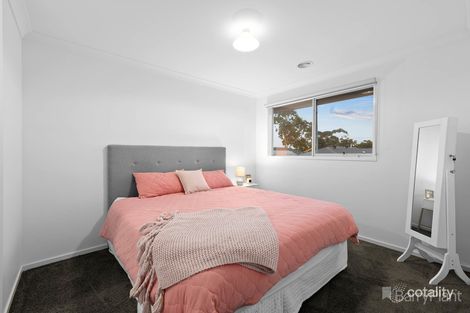 Property photo of 32 Millicent Parade Officer VIC 3809