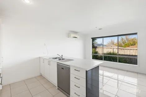 Property photo of 28 Cascade Way Pakenham VIC 3810