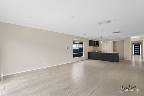 Property photo of 11 Yumbarra Parade Wollert VIC 3750