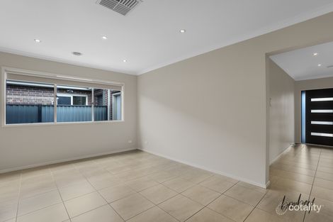 Property photo of 11 Yumbarra Parade Wollert VIC 3750