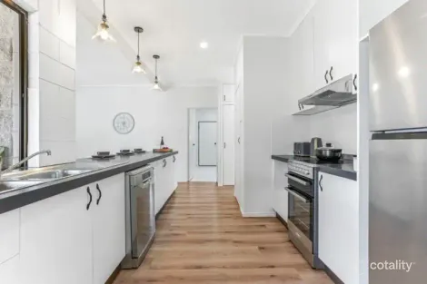 Property photo of 2 Yellowpatch Avenue Clinton QLD 4680