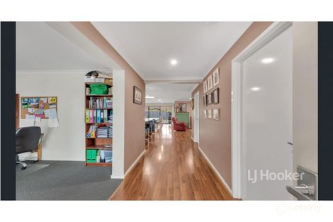 Property photo of 44 Barleygrass Crescent Brookfield VIC 3338
