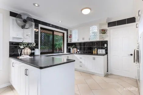 Property photo of 8 Omeo Grove Karana Downs QLD 4306