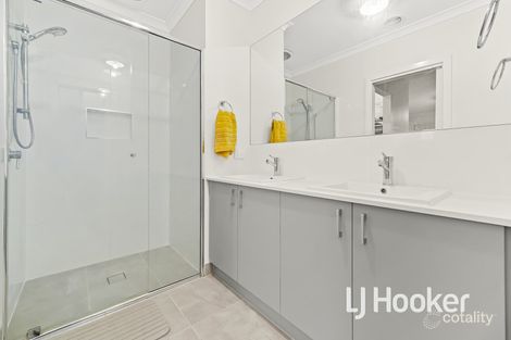 Property photo of 39 Zermatt Loop Pakenham VIC 3810