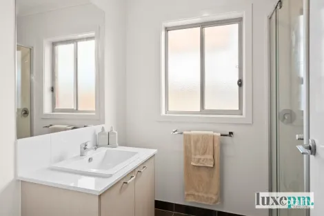 Property photo of 27 Whiteley Street Mount Duneed VIC 3217