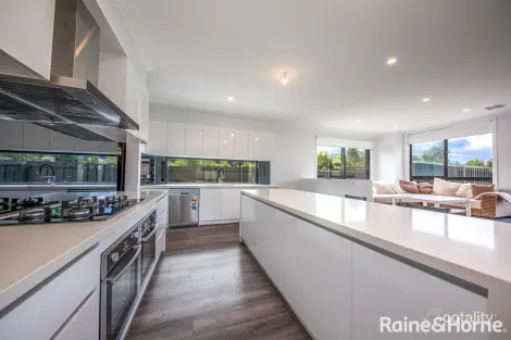 Property photo of 37 Cotton Circuit Gisborne VIC 3437