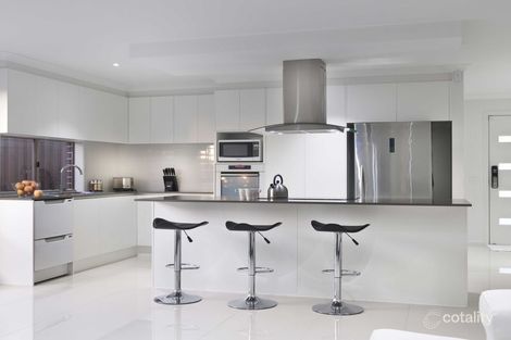 Property photo of 3 Diplomat Crescent Cranbourne South VIC 3977