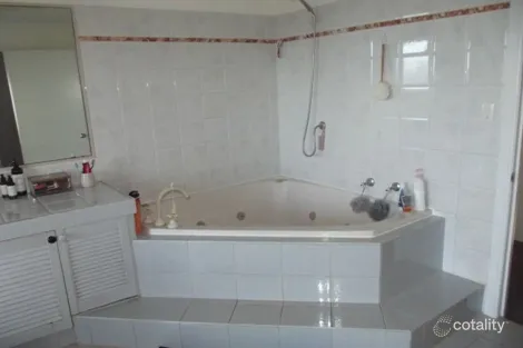 Property photo of 30 Blue Waters Crescent Macleay Island QLD 4184