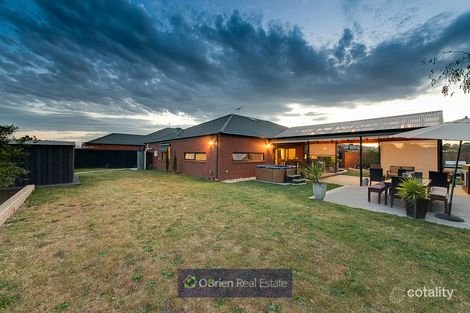 Property photo of 35 Dunferline Crescent Cranbourne VIC 3977