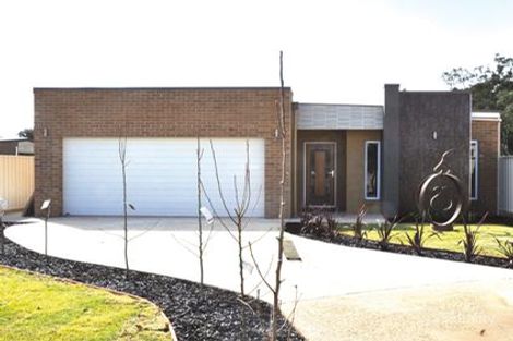 26 Barnett Dr, Kangaroo Flat, VIC 3555