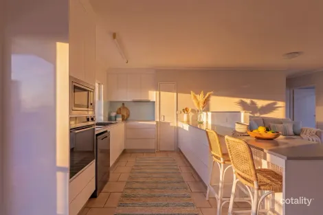 10 Malibu Cl, White Rock, QLD 4868