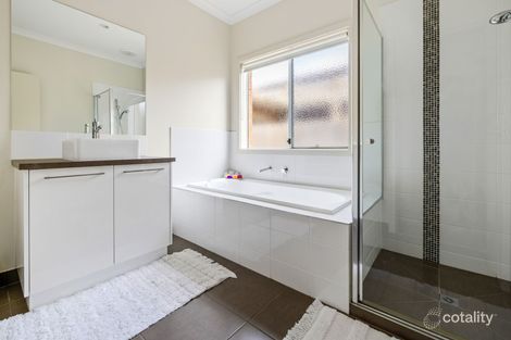 Property photo of 18 Canopy Way Werribee VIC 3030