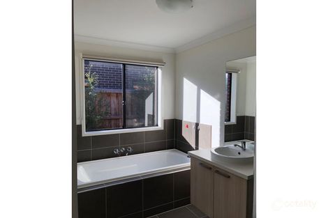 Property photo of 8 Statham View Cranbourne West VIC 3977