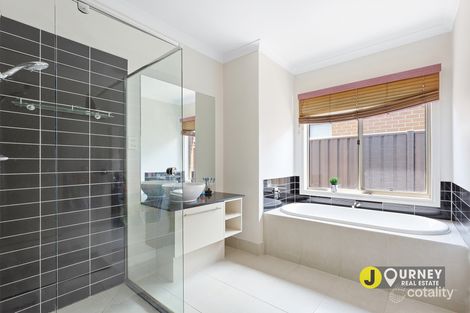 Property photo of 10 Datura Avenue Cranbourne North VIC 3977