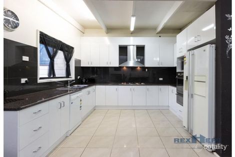 Property photo of 39 John Edgcumbe Way Endeavour Hills VIC 3802