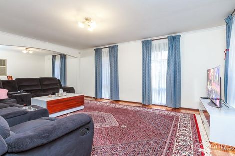 Property photo of 3 Ravenhill Crescent Endeavour Hills VIC 3802