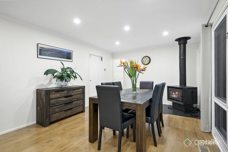 Property photo of 13 William Perry Close Endeavour Hills VIC 3802
