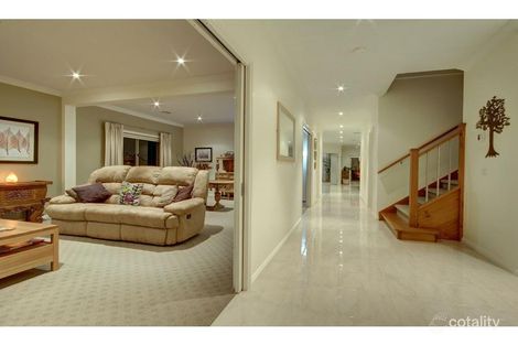 Property photo of 32 Lakeside Drive Berwick VIC 3806