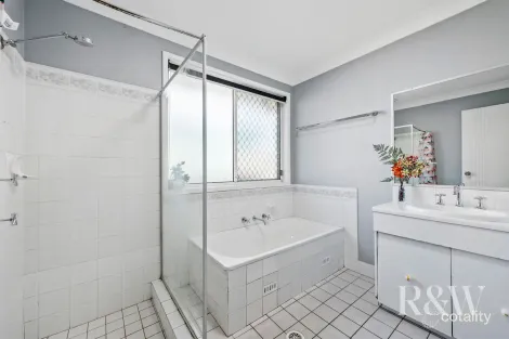 Property photo of 5 Colevile Place Rosemeadow NSW 2560