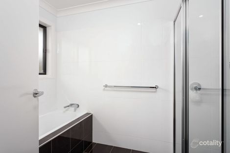 Property photo of 3 Cootamundra Boulevard Gobbagombalin NSW 2650