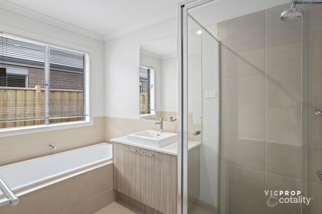 Property photo of 8 Hatter Street Werribee VIC 3030