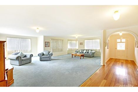 Property photo of 17 Regency Rise Chirnside Park VIC 3116