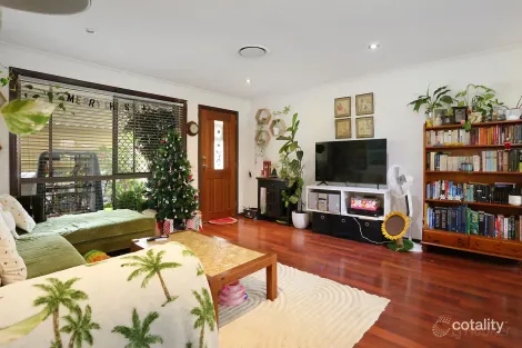 1/5 Ruth Anne Cl, Labrador, QLD 4215