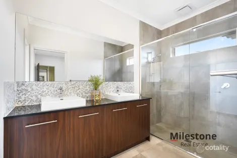 Property photo of 5 Kingscliff Avenue Clyde VIC 3978