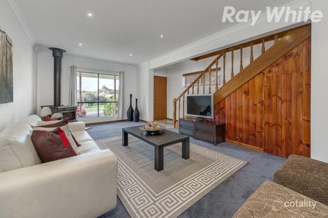 Property photo of 40 McLaughlin Crescent Mill Park VIC 3082