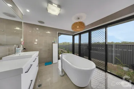 10 Leslie St, Clinton, QLD 4680