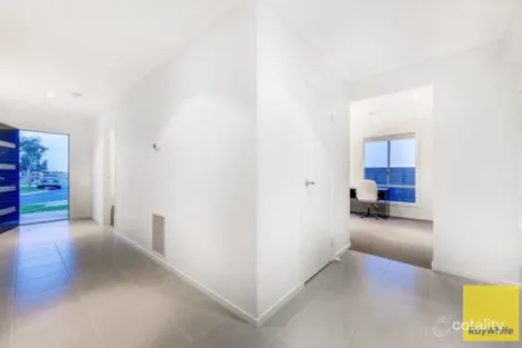 Property photo of 8 Seagrass Crescent Point Cook VIC 3030