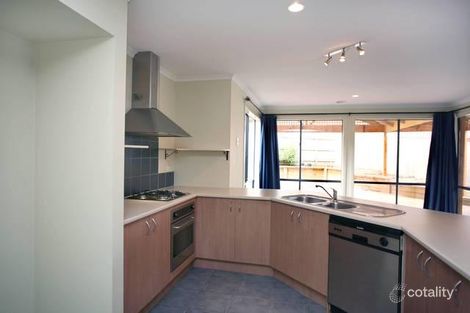 Property photo of 10 Blue Wren Place Berwick VIC 3806