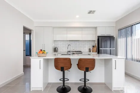 6 RAFFLES WAY, GOLDEN BAY, WA 6174