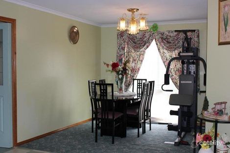 Property photo of 15 Maryrose Crescent Endeavour Hills VIC 3802
