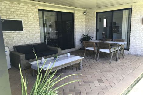 Property photo of 18 Rushcutters Court Sandstone Point QLD 4511