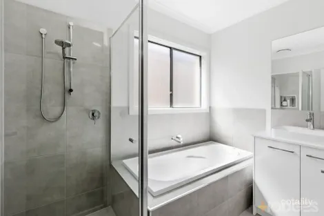 Property photo of 12 Chamberlain Drive Armstrong Creek VIC 3217