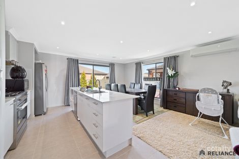 Property photo of 33 Holyoake Parade Manor Lakes VIC 3024