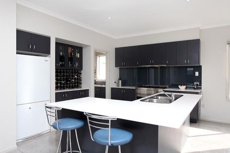 Property photo of 33 Viewbank Walk Caroline Springs VIC 3023