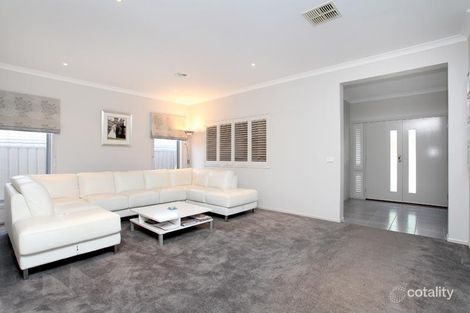 Property photo of 33 Viewbank Walk Caroline Springs VIC 3023