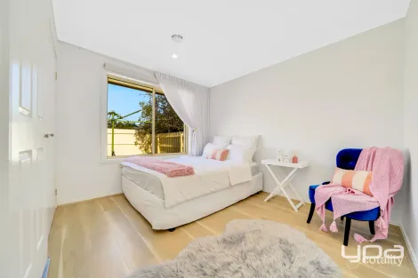 Property photo of 19 Mackellar Drive Roxburgh Park VIC 3064