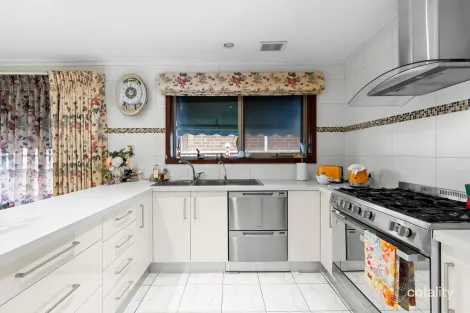 Property photo of 16 Penn Court Fawkner VIC 3060