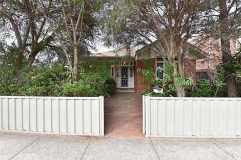 Property photo of 15 Parkland Grove Kingsbury VIC 3083