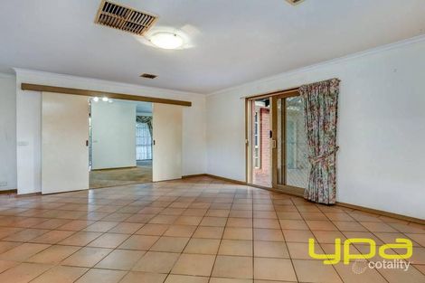 Property photo of 10 Prior Court Brookfield VIC 3338
