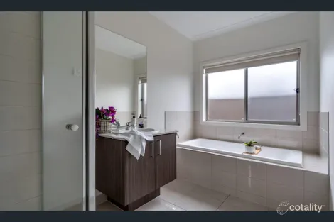 Property photo of 15 Aldergrove Parade Mickleham VIC 3064