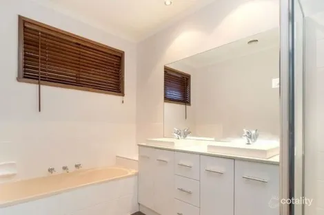 Property photo of 20 Garnet Close Narre Warren VIC 3805