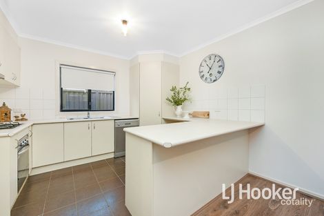 Property photo of 20 Scarlet Crescent Pakenham VIC 3810