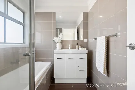 Property photo of 2/17 Robson Avenue Avondale Heights VIC 3034