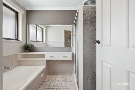 Property photo of 40 Romeo Crescent Rosemeadow NSW 2560